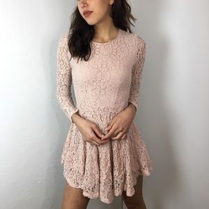 ⬇️ Floral detailed baby pink dress