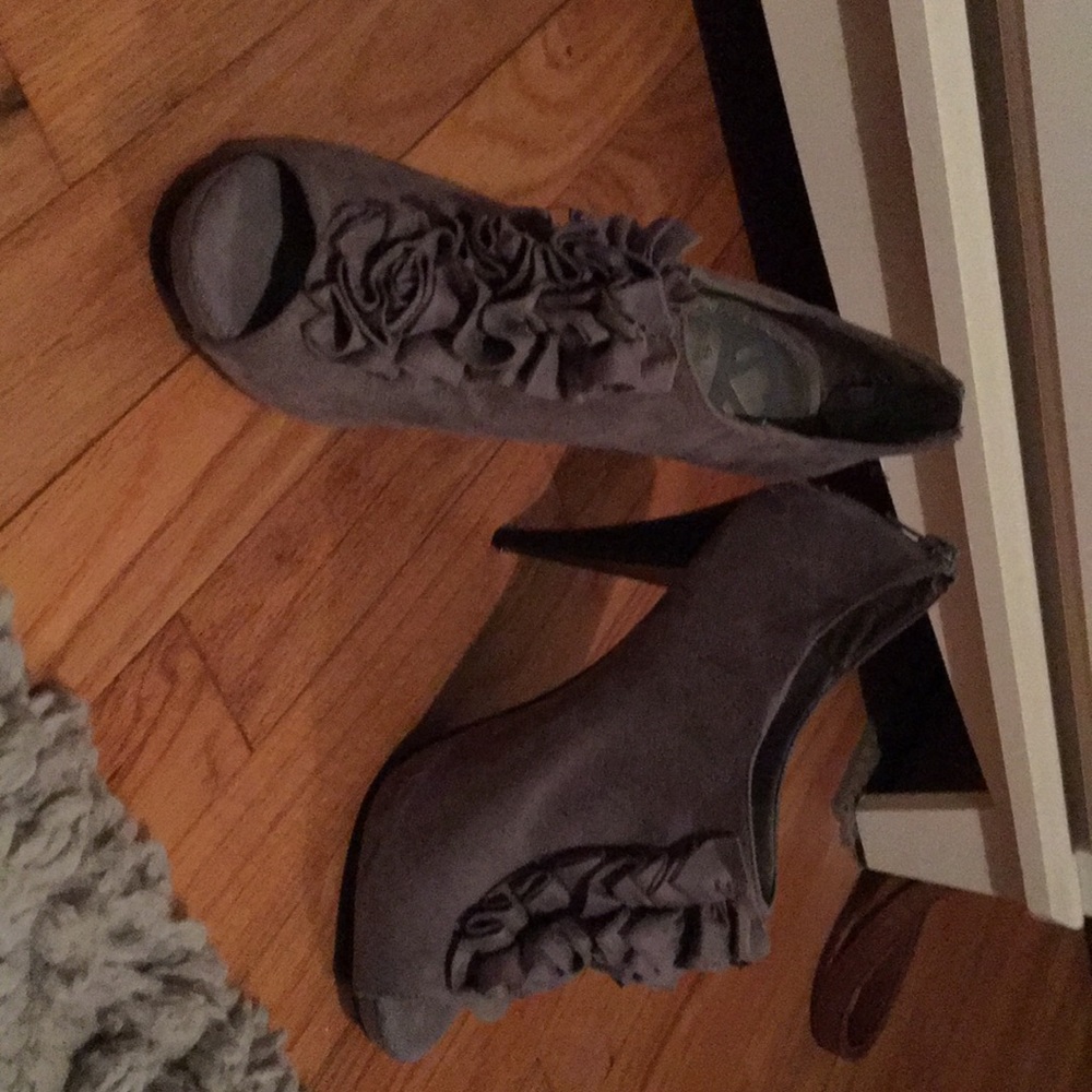 Women's open toed heel size 7 (US)