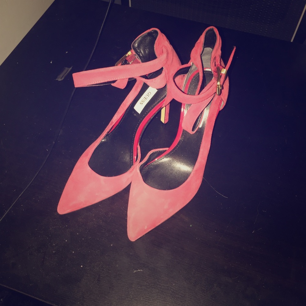 Guess red pump pointy toe with strap