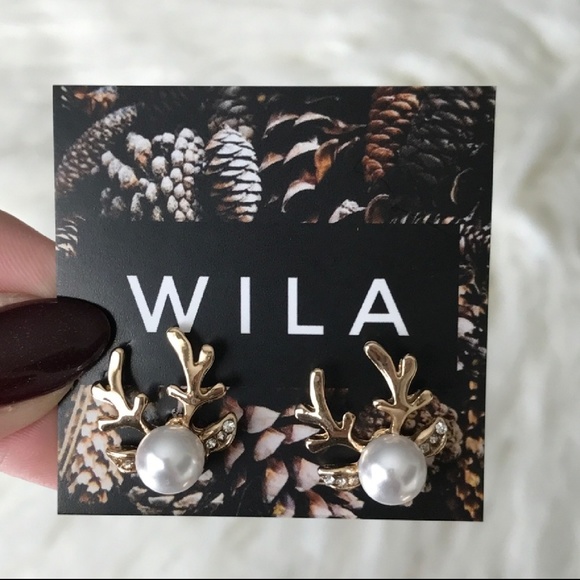 ❌SOLD❌LAST 1! Pearl Reindeer Stud Earrings - Picture 3 of 3