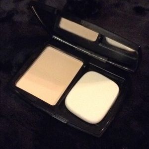 Chanel Vitalumiere compact in 10 beige