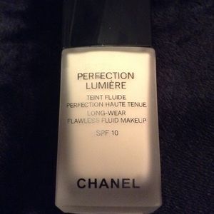 Chanel Perfection Lumiere foundation in 10 beige