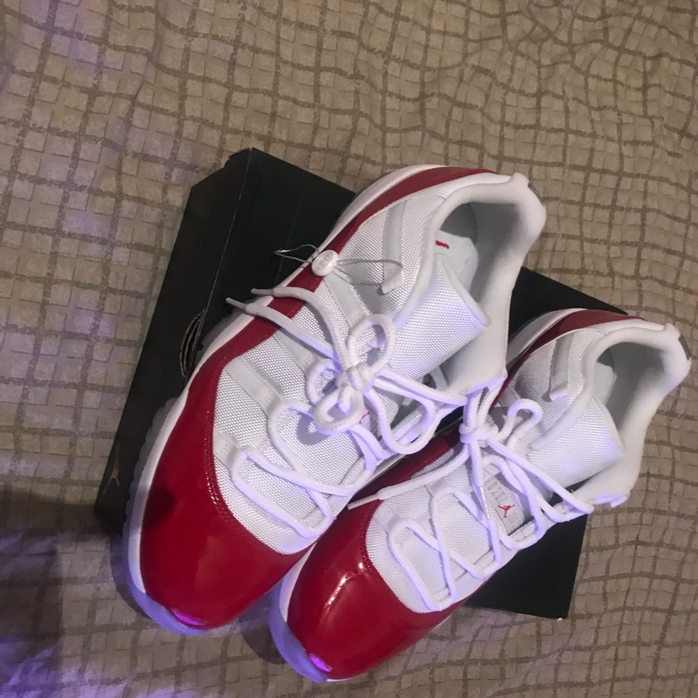 Air Jordan 11 low cherry sz14