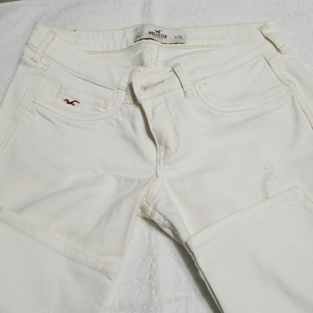 Hollister Distressed off white capri