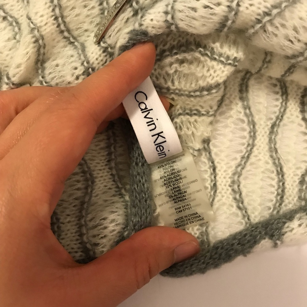 Calvin Klein Gray White Knitted Infinity Scarf - Picture 6 of 7