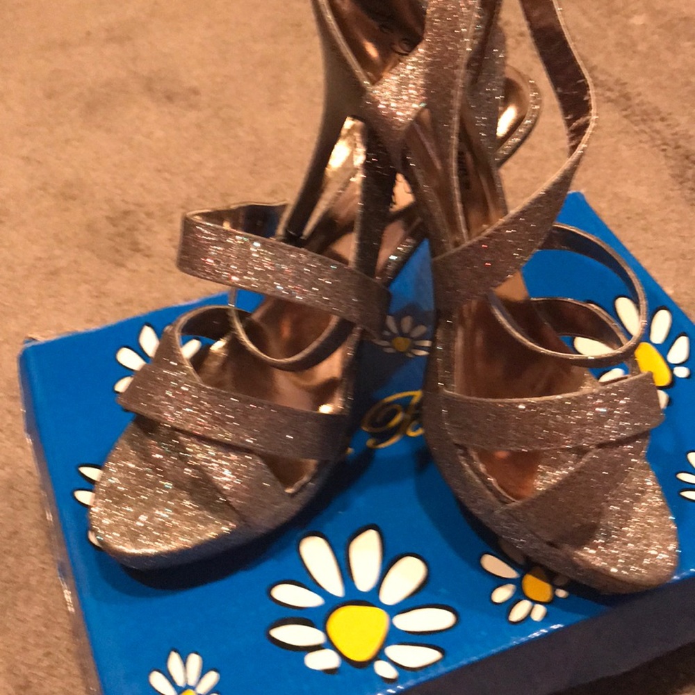 Beautiful strappy sandals!