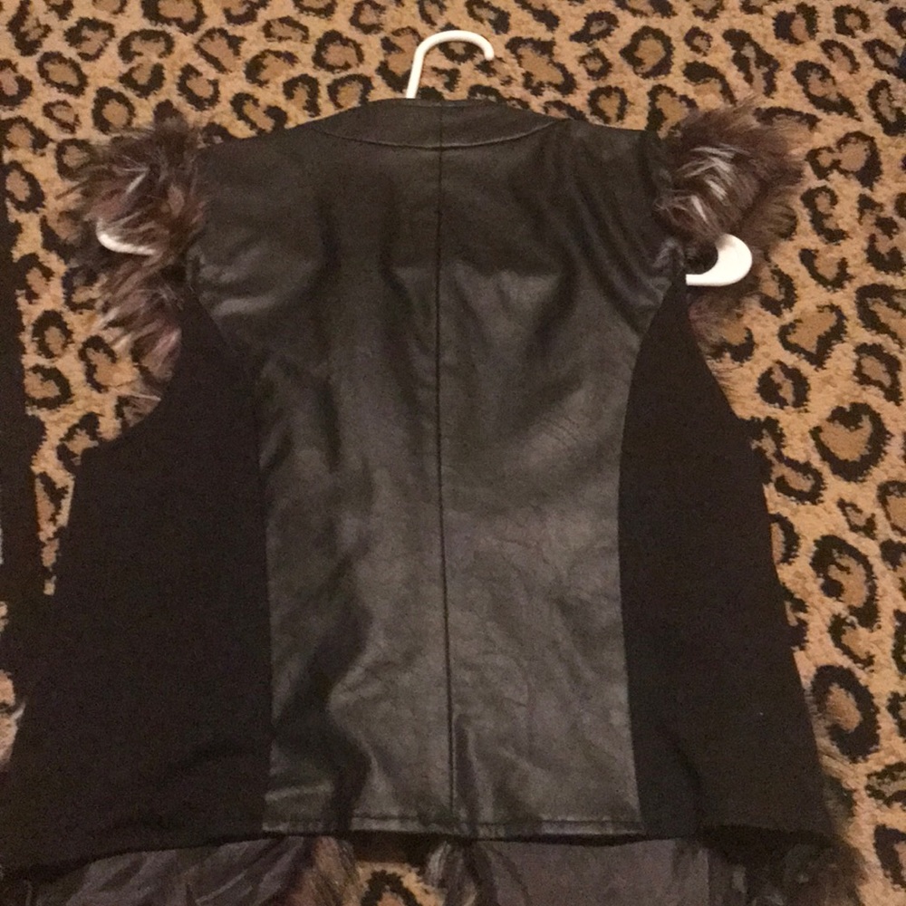 Fur vest/ no pockets - Picture 2 of 2