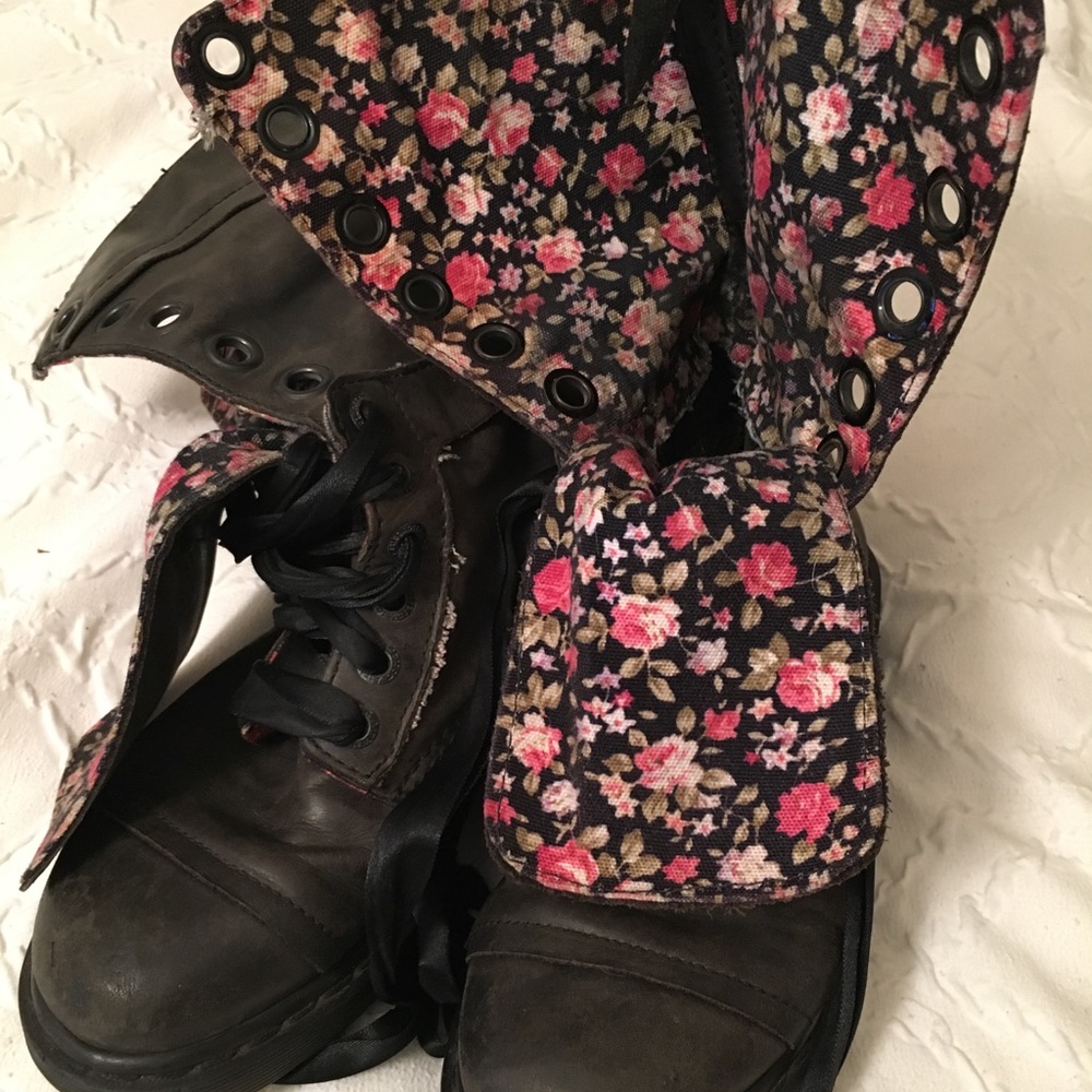 Dr Martens Women’s Triumph 1914 Floral Boots