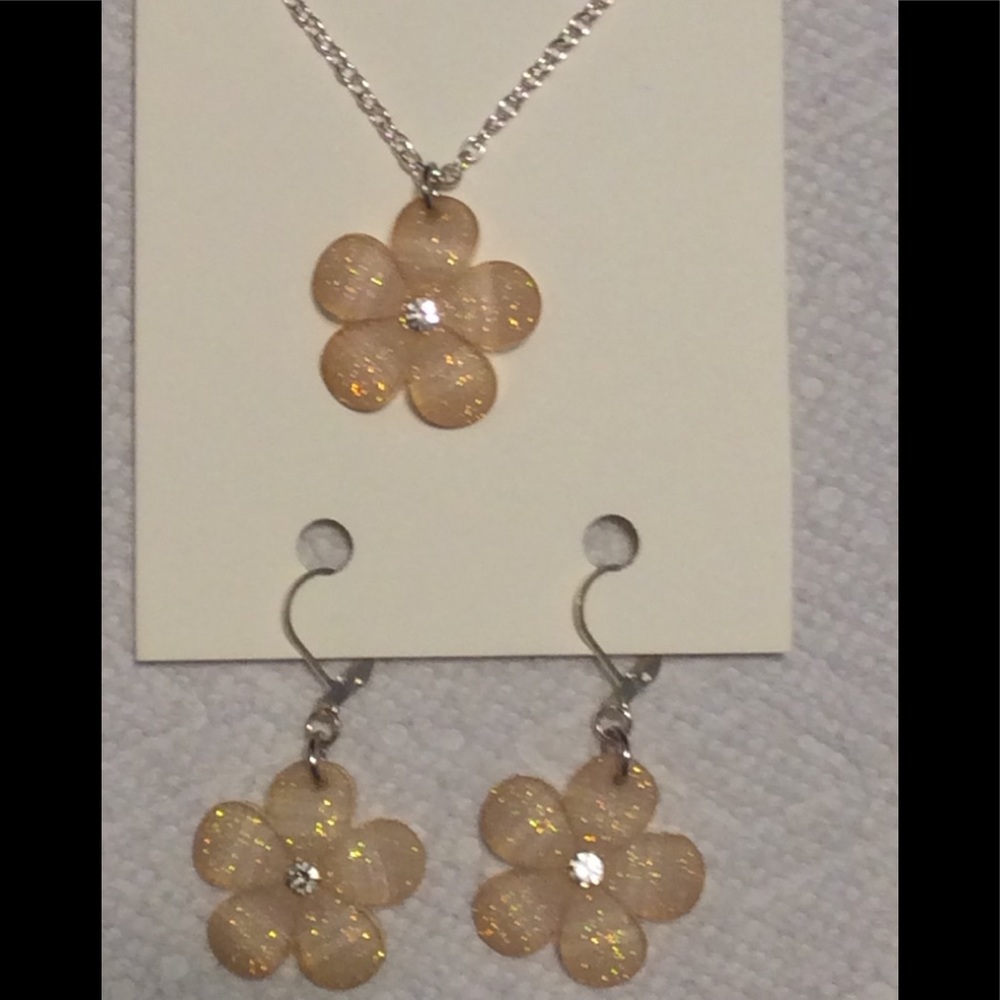 Cream colored flower necklace & matching earrings
