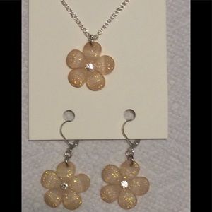 Cream colored flower necklace & matching earrings