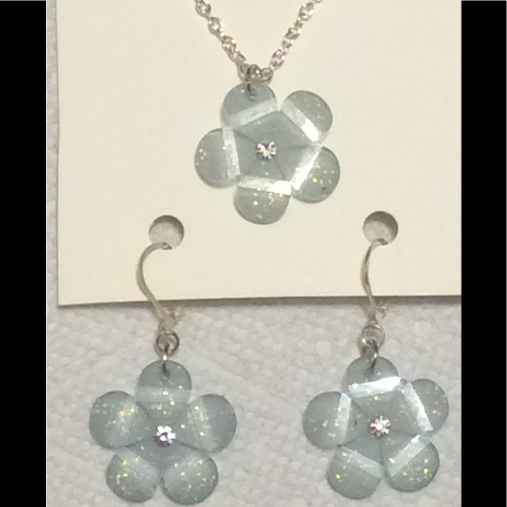 Beautiful flower necklace & matching earrings.