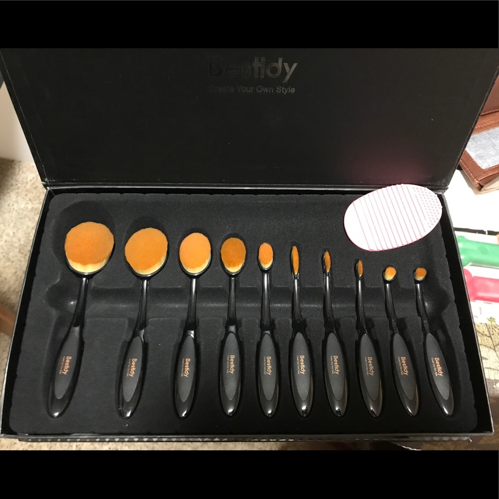 ♥️🌟SOLD🌟♥️10 Pc brush set in a collector box