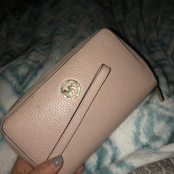 Micheal Kors wallet pink hardly used
