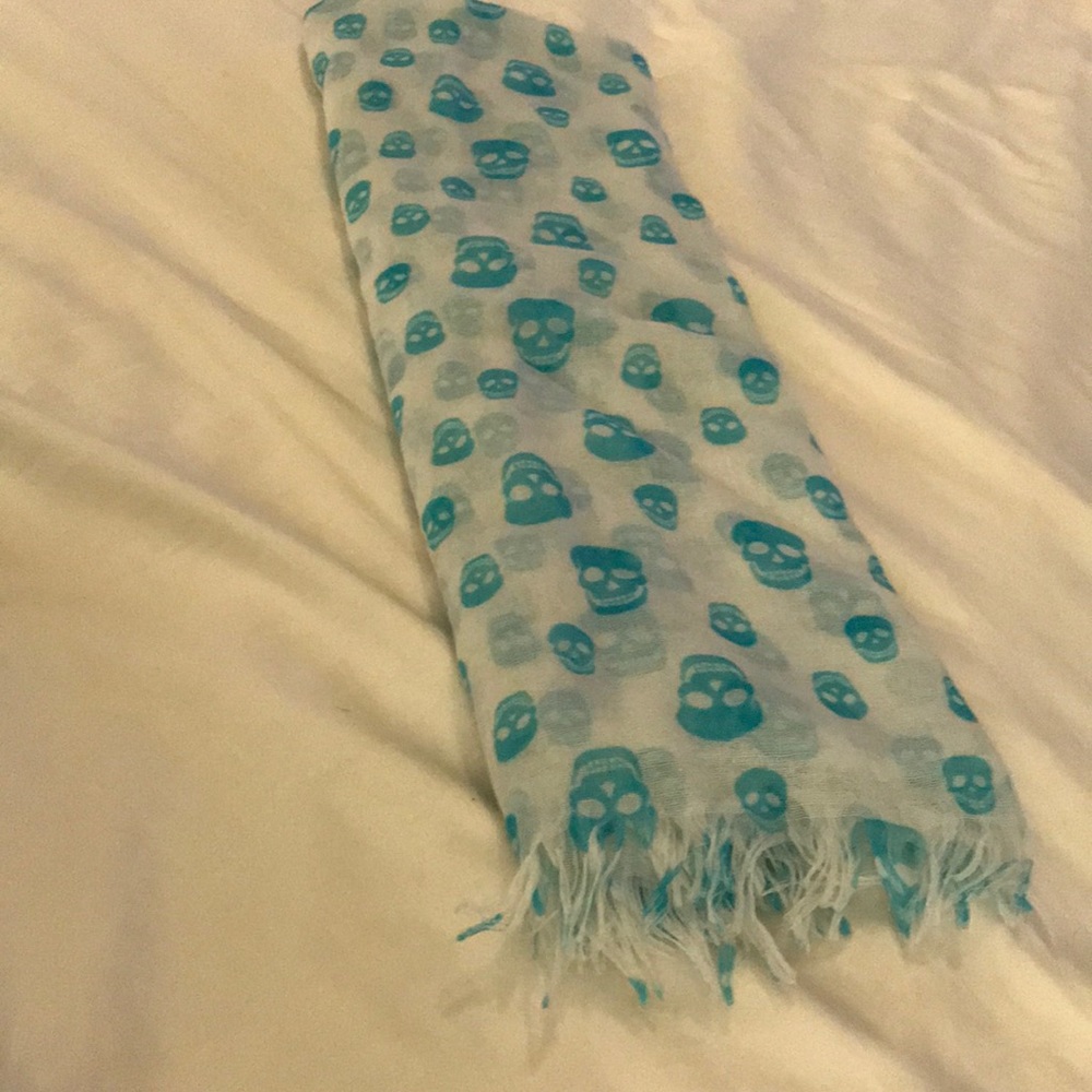 Skull scarf blue & white