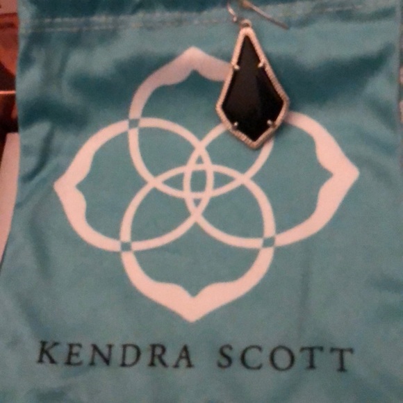 ⭐️⭐️ISO: Black & Silver Alexandria Earring - Picture 1 of 1