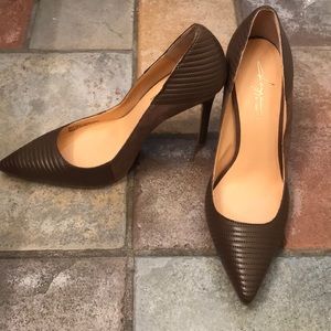 Brown pointy-toe pumps
