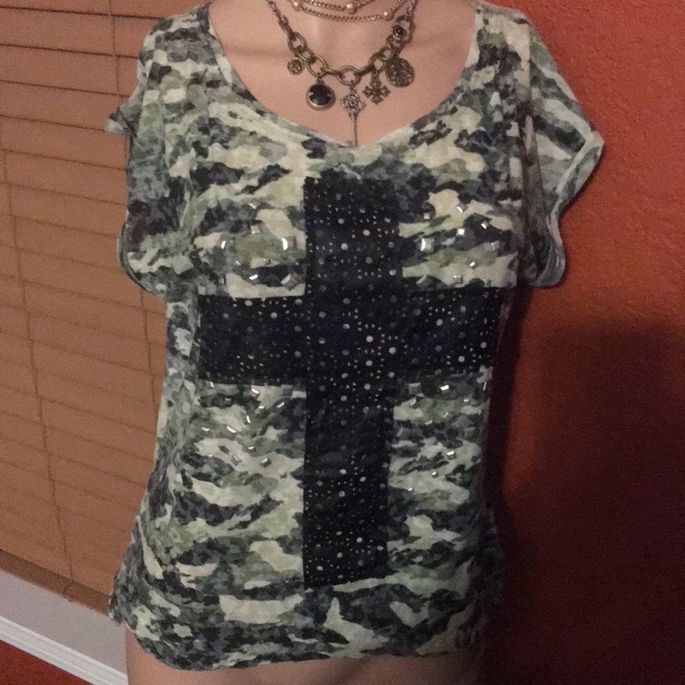 😍4/$50 No Strings Attached Cross Tee