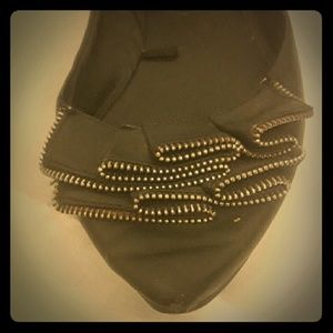 Chic Black Zipper-Ruffled Flats