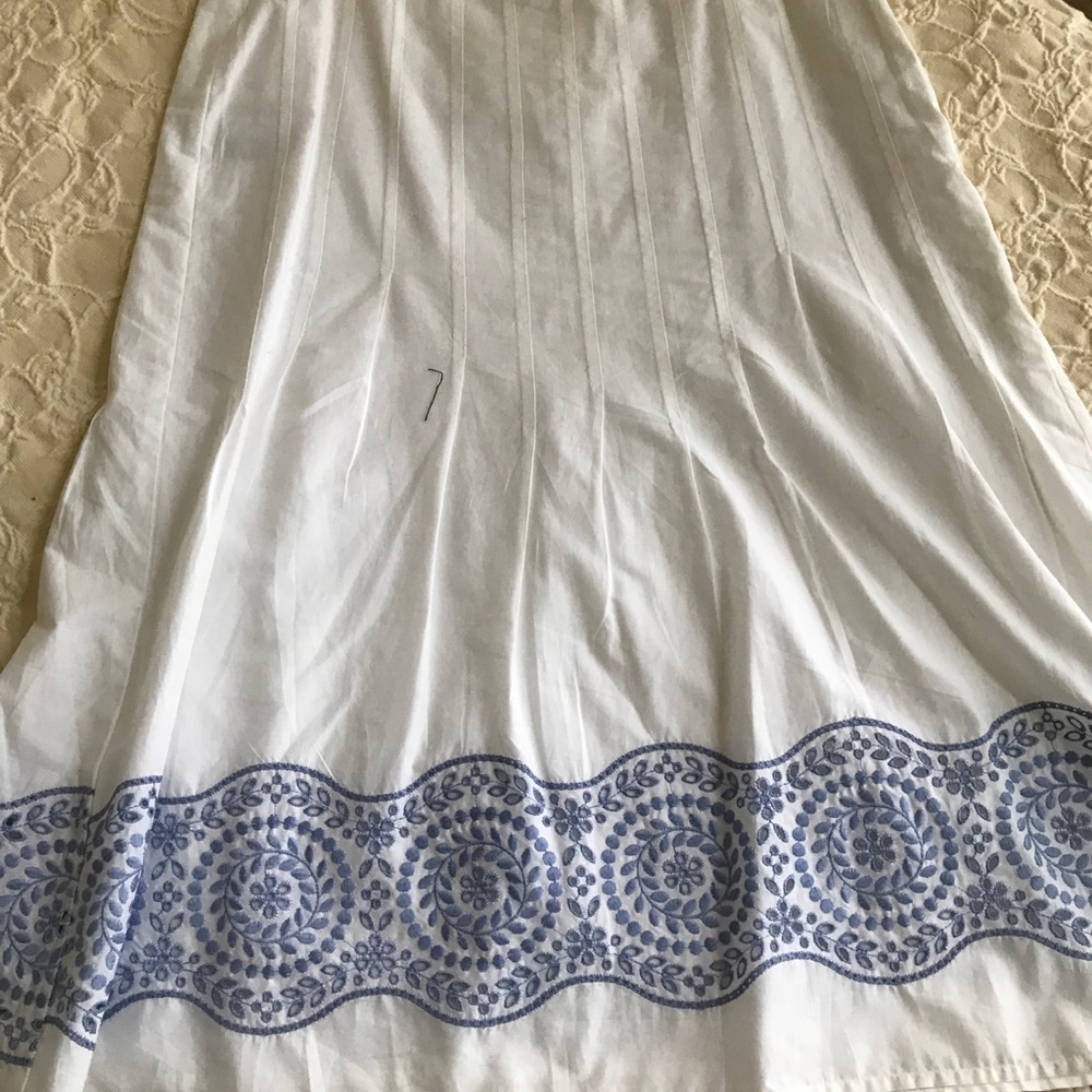 Ann Taylor Loft White embroidered skirt - Picture 2 of 3