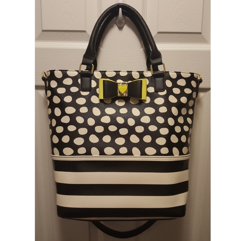 🖤 HP 🖤 4/29 Betsey Johnson Purse