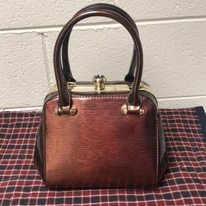 Purse with detachable strap