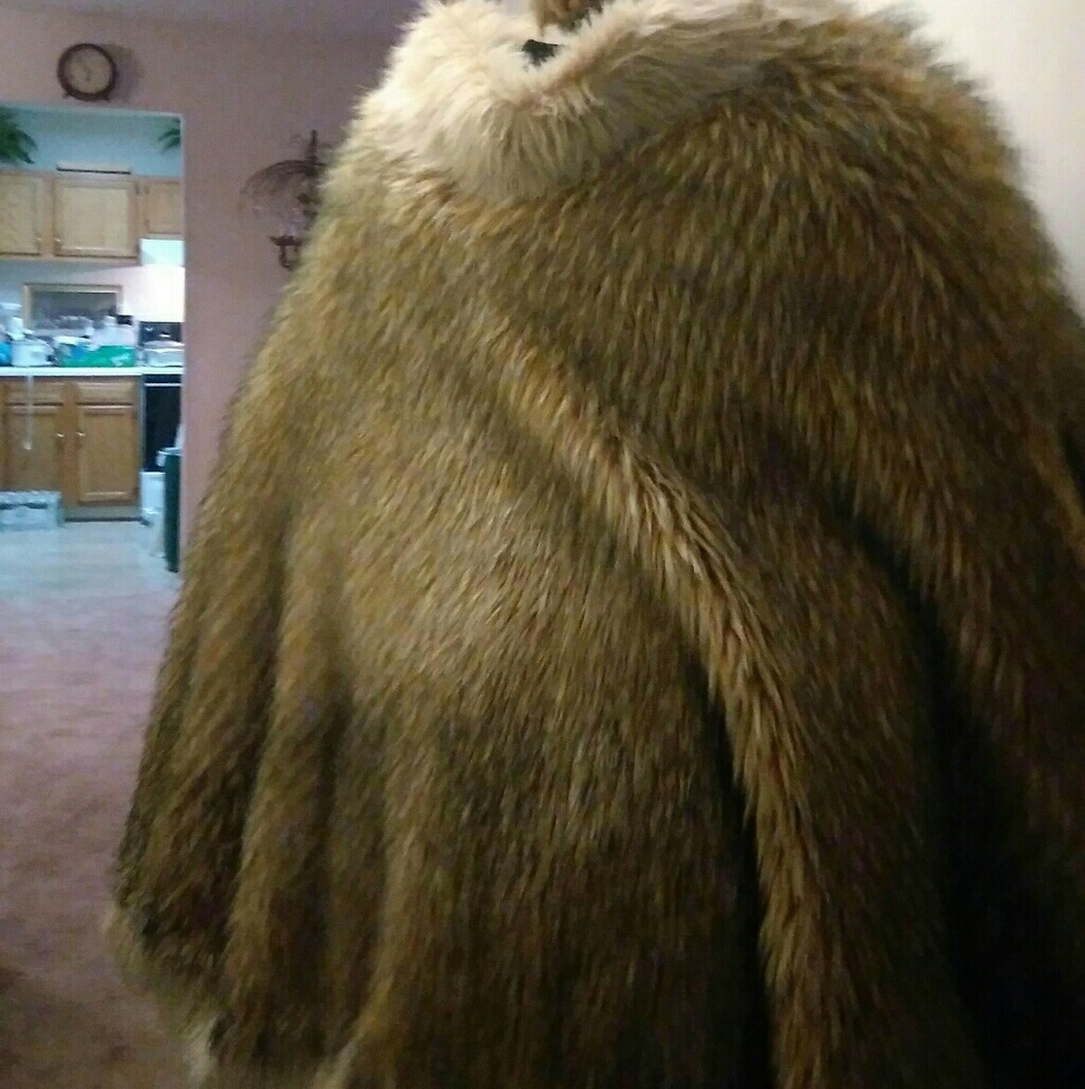 FUR CAPE - Picture 2 of 4