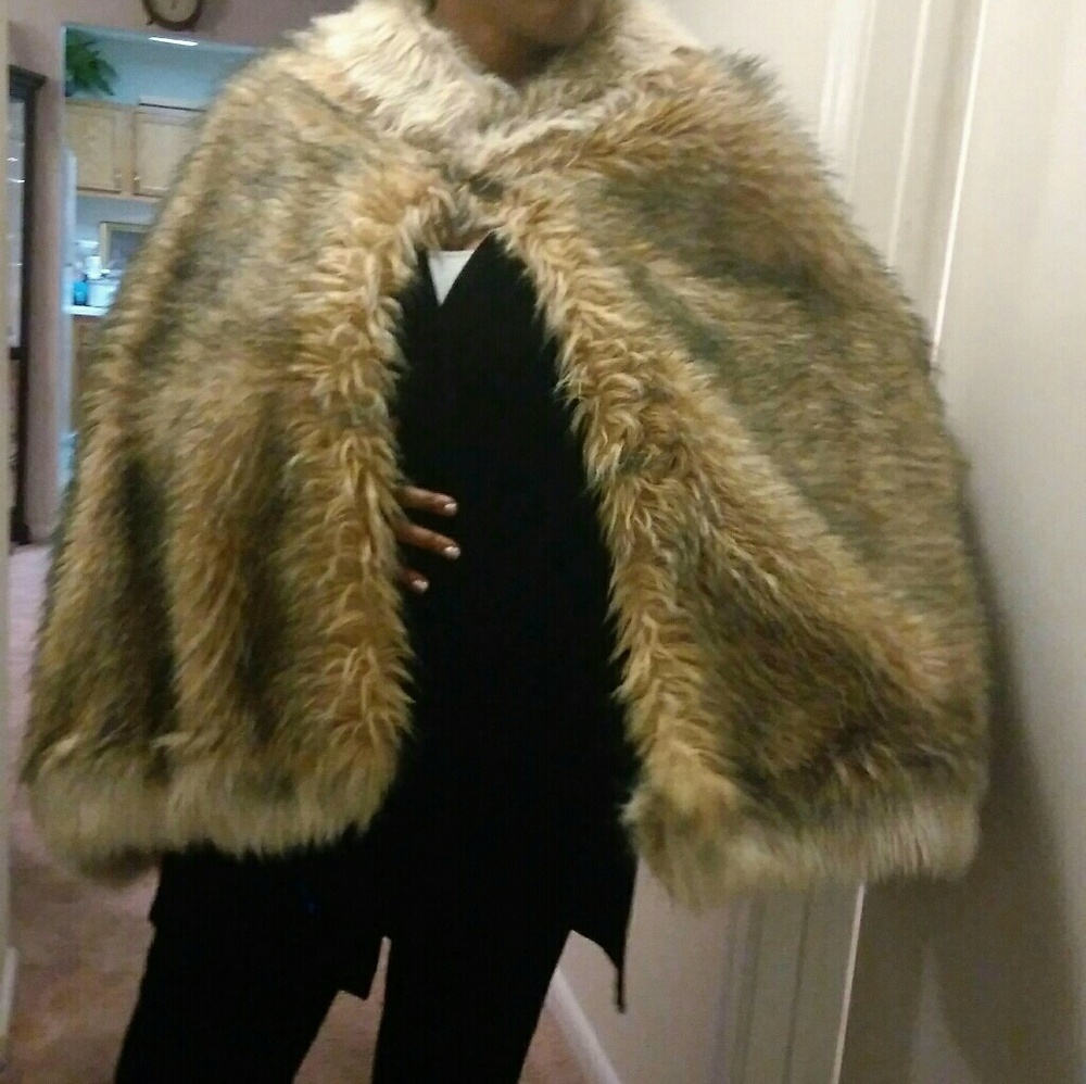 FUR CAPE - Picture 3 of 4