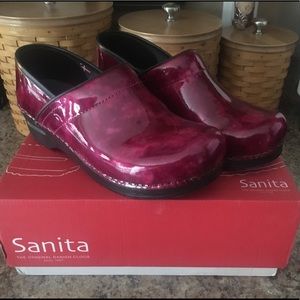 Sanita Fuchsia Nursing clogs💜
