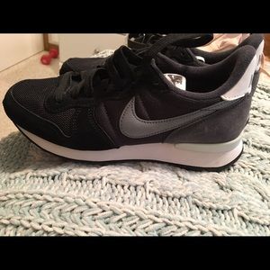 Nike internationalist sneakers