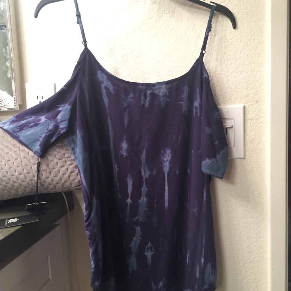Fabulous Rock & Republic tie dye cold shoulder top