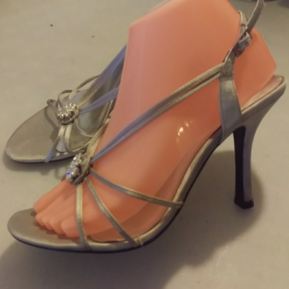 Kelly and Katie  7.5 silver 3.5 inch heel
