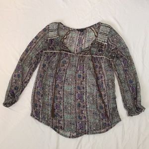 Lose long sleeve shirt with a pattern