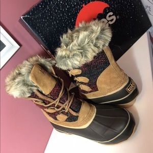 Tote snow boots.