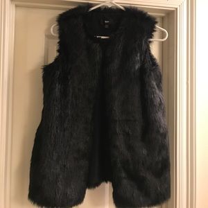 Faux fur vest in shiny, sleek black!🖤
