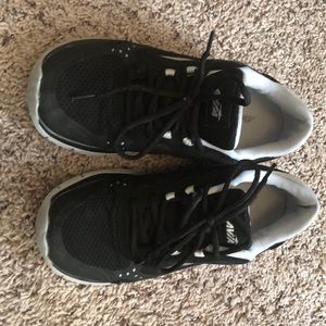 Size 8 Avia black