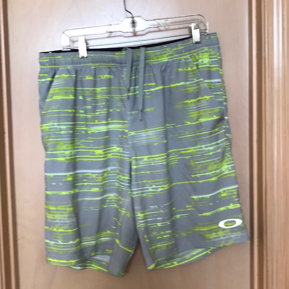 Men’s Oakley board shorts