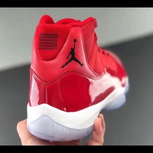 Jordan Retro 11’s (red)