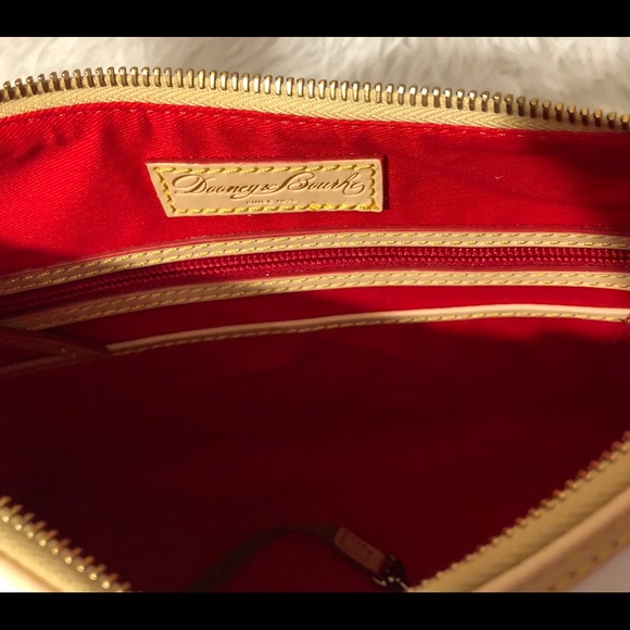 Gorgeous Dooney & Bourke UVA Crossbody Purse - Picture 7 of 8