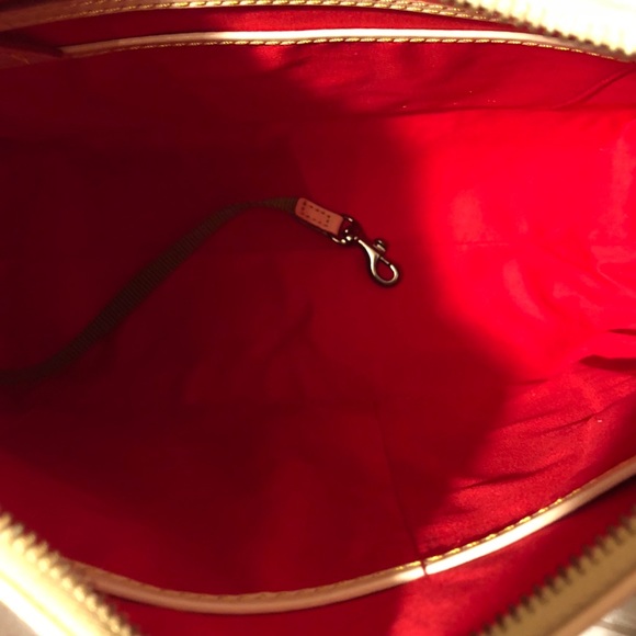 Gorgeous Dooney & Bourke UVA Crossbody Purse - Picture 8 of 8