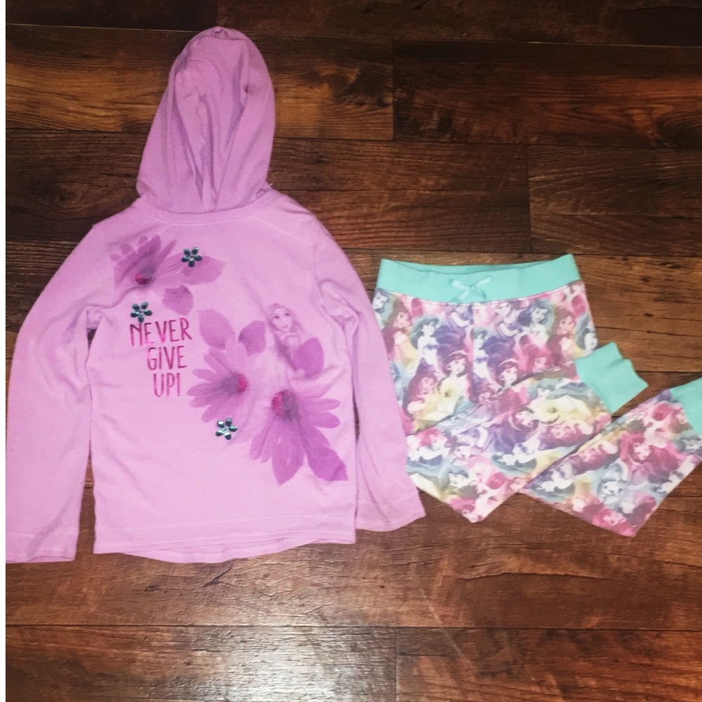 🚫SOLD 🚫 Girl’s Disney princess sweatsuit