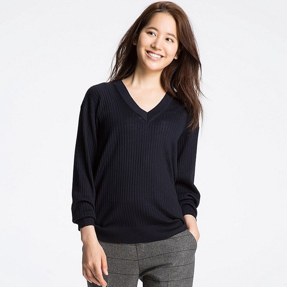 Uniqlo Ribbed Black V-Neck Sweater