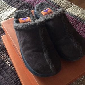 Rocket dog chocolate brown fur lined “clog”.