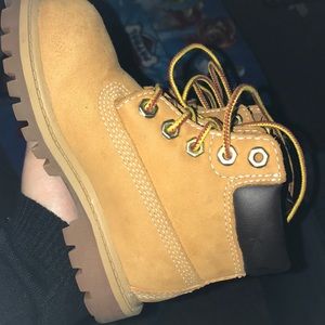 Kids size 8 timberlands ! GOOD CONDITION
