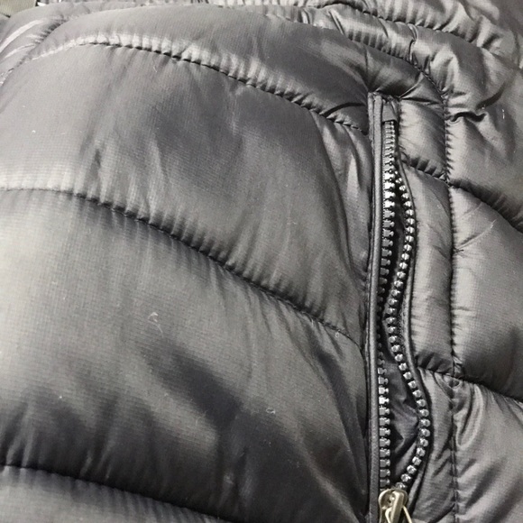 Men's Gap Navy Puffer Vest - Picture 3 of 5