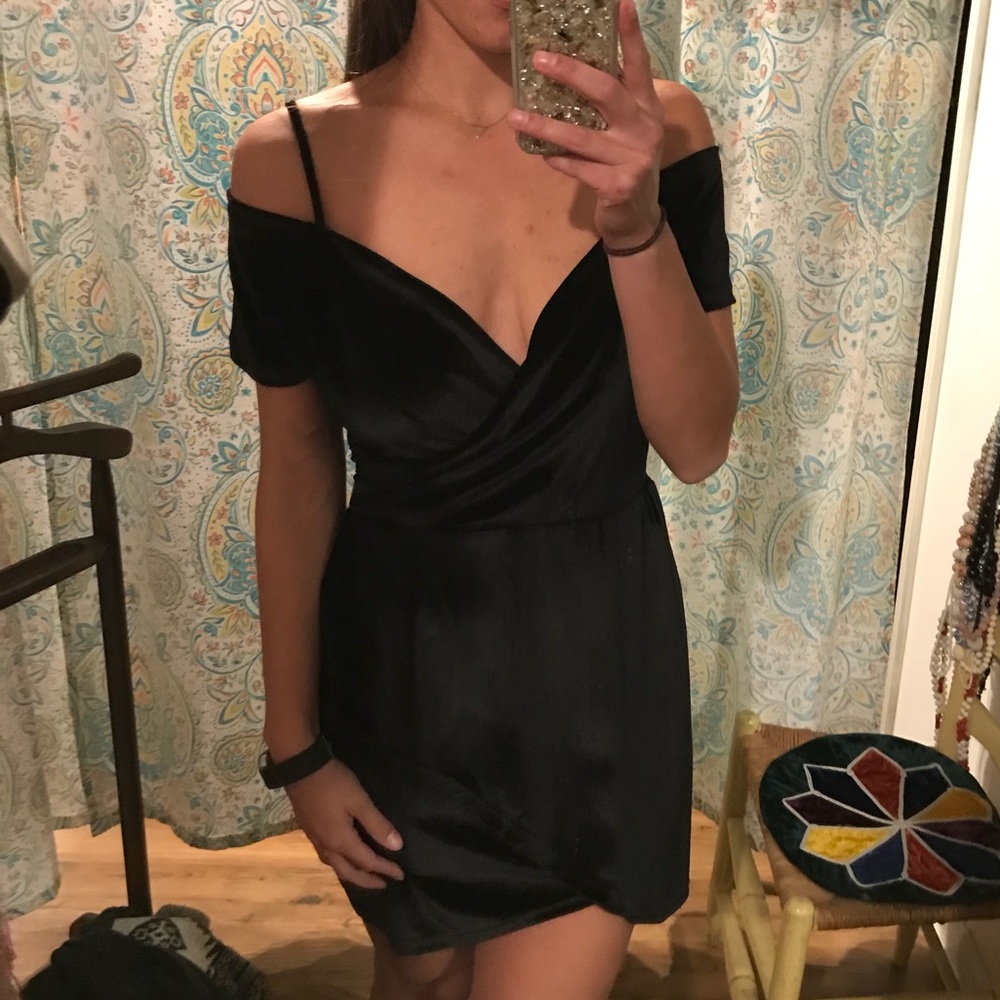 {Angie} Velvet Off the Shoulder Dress, L