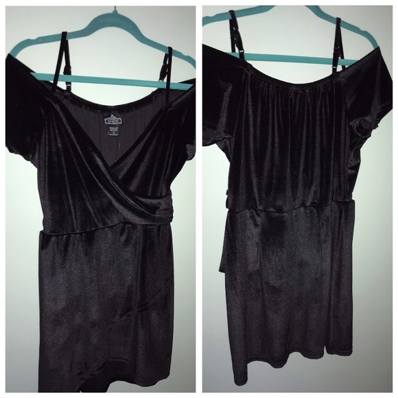 {Angie} Velvet Off the Shoulder Dress, L - Picture 4 of 4