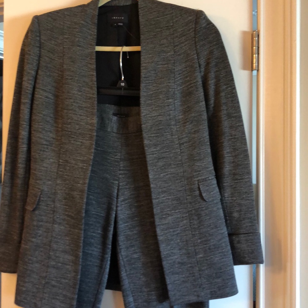 2 piece very nice Theory Suit. Tailored fit.