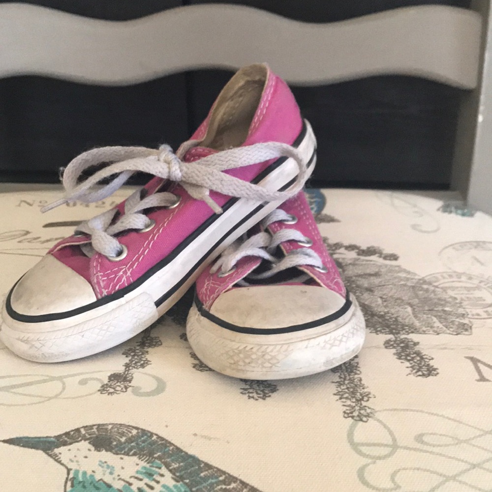 Girls' converse. Excellent used condition.