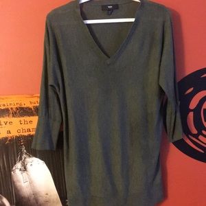 Green quarter sleeve v neck sweater