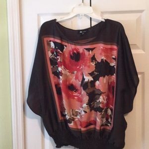 👌🏼2 for $12👌🏼 Flowy feminine blouse